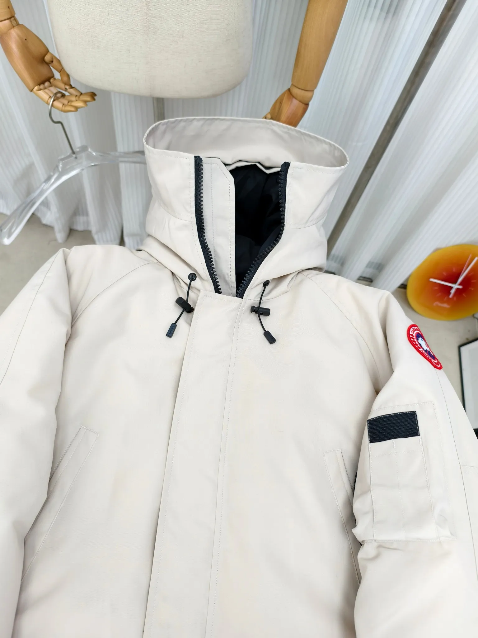 P720 ————2050M model/new 01 model (high version) Canada goose Canada Goose Chilliwack bomber jacket is one of our popular styles. The upgraded version adopts streamlined hood details and improved trimmings. The Chilliwack bomber jacket was originally designed for pilots in the post-war no-man's land in northern Canada. It is durable, warm and easy to move. The inside is filled with white duck down, which has higher thermal insulation performance. Chilliwack's iconic style, enduring popularity, is a popular jacket from Canada Goose. Customize your parka with our variety of interchangeable hood trim accessories to extend the coverage of your hood. Hip-length, the bomber jacket's knitted cuffs and hem are mid-length for freedom of movement. Rib knit cuffs and hem improve fit and seal in heat.  2050M is an upgraded version of the old version 01. Color: black, gray, off-white, navy. Size: XS-2XL